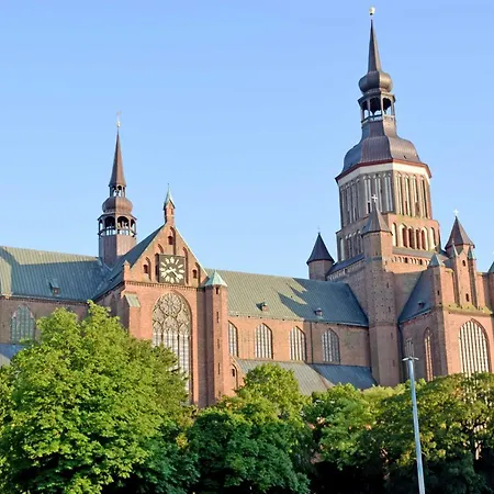 Zum Hafen In Altefähr